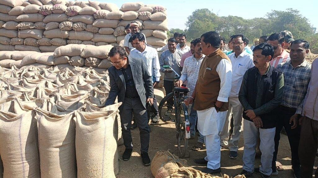 कलेक्टर ने धान खरीदी केंद्र सिवनी (च) का किया निरीक्षण