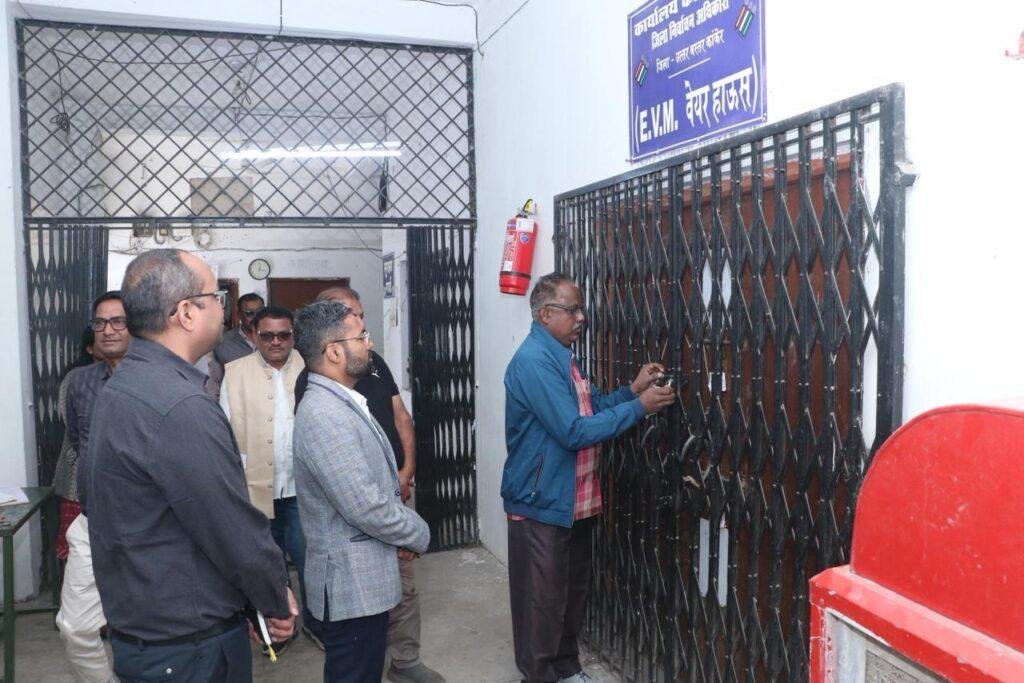 कलेक्टर ने किया ईव्हीएम एवं व्हीव्हीपीएटी वेयर हाउस का आंतरिक निरीक्षण