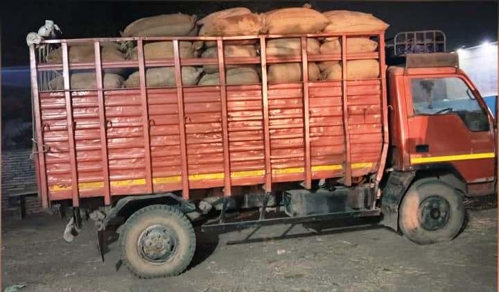 कलेक्टर श्री जन्मेजय महोबे के निर्देशन में अवैध धान भंडारण व परिवहन पर की जा रही लगातार कार्रवाई