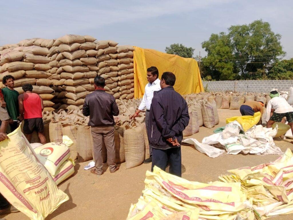 कलेक्टर श्री हरिस एस ने किया सान देवड़ा धान संग्रहण केंद्र का औचक निरीक्षण