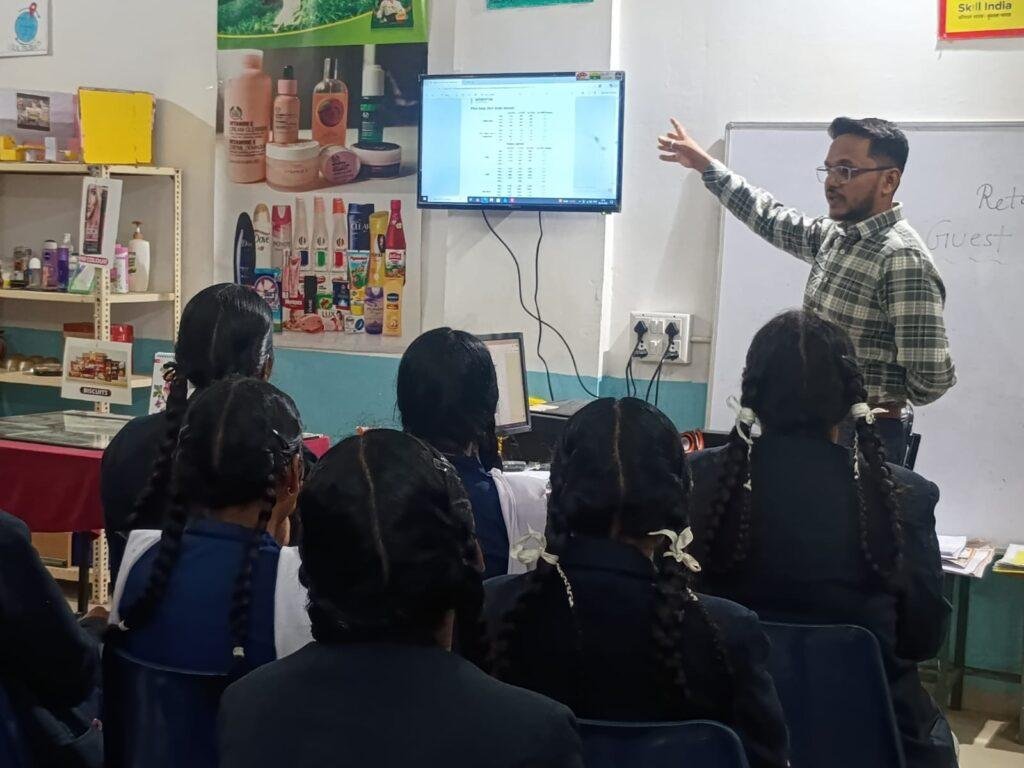 स्वामी आत्मानंद उत्कृष्ट कन्या उच्चतर माध्यमिक स्कूल-2 की छात्राओं ने समझा ग्राहक व्यवहार और व्यापार वृद्धि का गणित