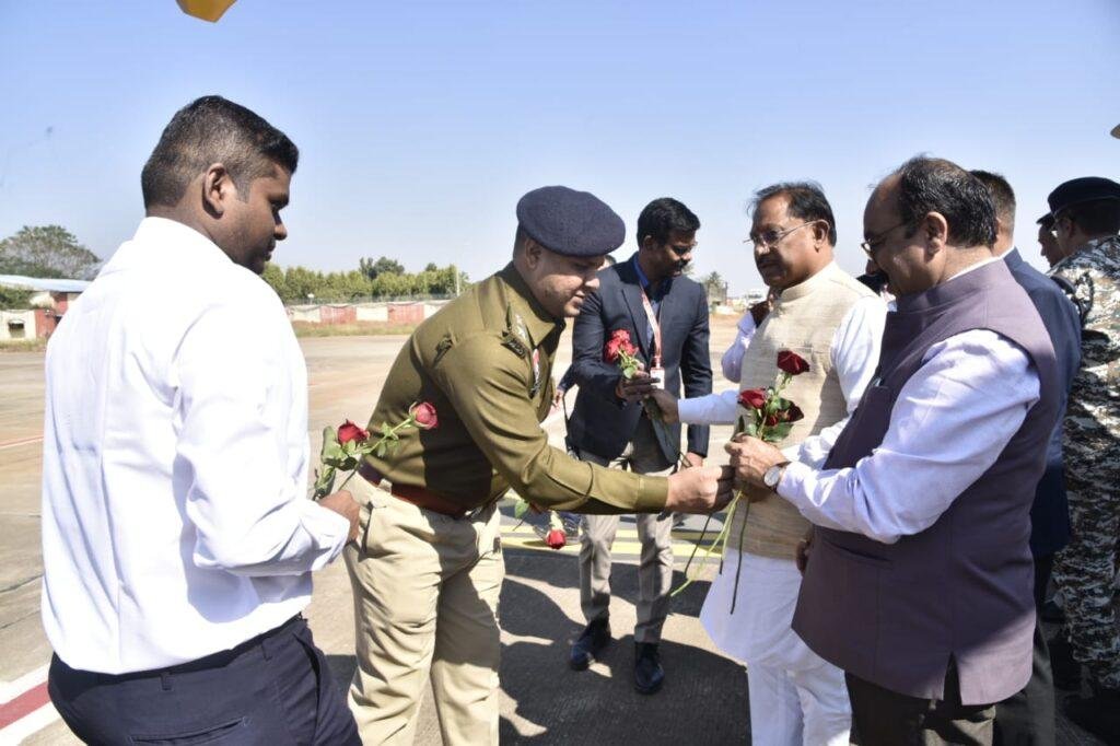 मुख्यमंत्री श्री विष्णु देव साय का जगदलपुर एयरपोर्ट में किया गया आत्मीय स्वागत
