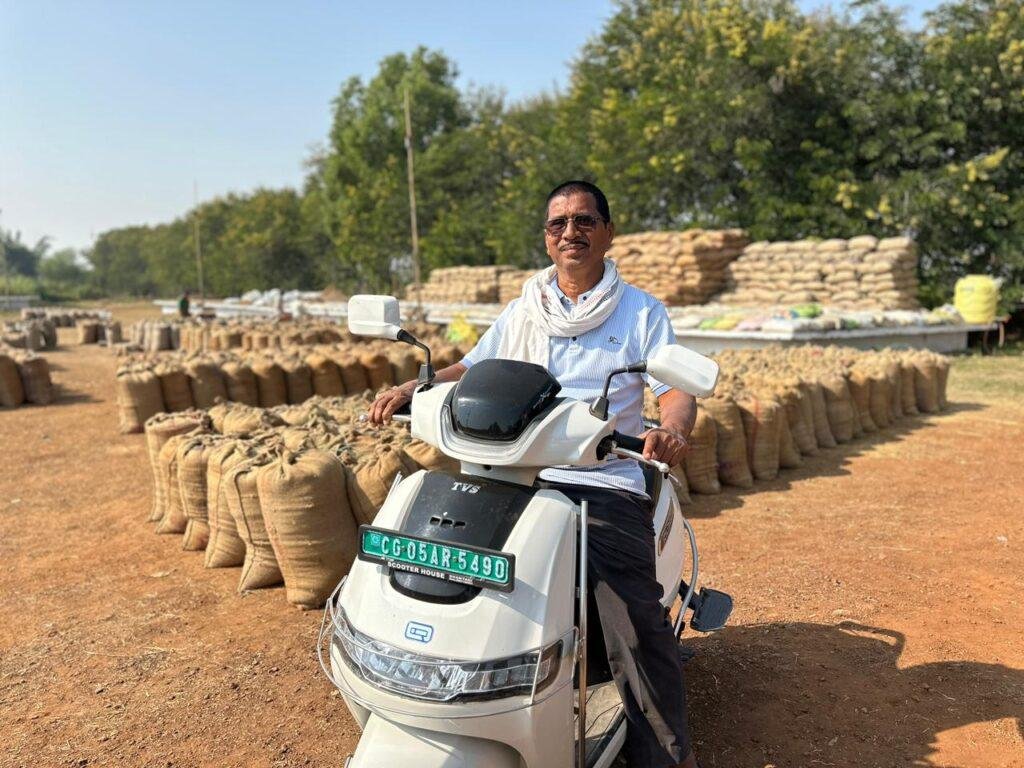 समर्थन मूल्य से समृद्धि तकः किसान हंसराज साहू की प्रेरक सफलता कथा, ई-स्कूटी खरीदी चल रही साँय-साँय