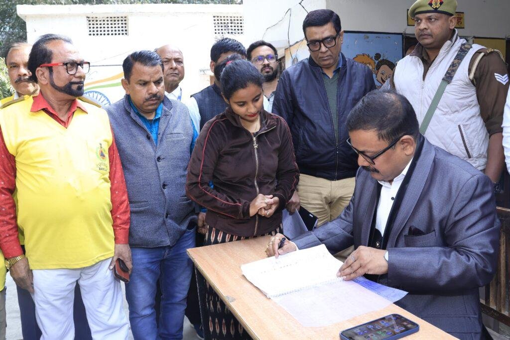 जिलाधिकारी ने विभिन्न बूथों पर जाकर बी०एल०ओ० द्वारा किए जा रहे विशेष प्रगाढ़ पुनरीक्षण के कार्यों का किया निरीक्षण