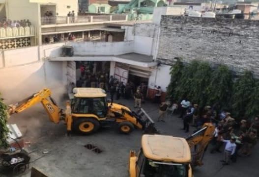 आजम खां के रिश्तेदार के बारातघर समेत सूफी-टोला के दोनों बारातघरों पर चला BDA का बुलडोजर, महिलाओं ने शुरू की चीख-पुकार, SP सिटी के मौजूदगी मे हुई कार्यवाही