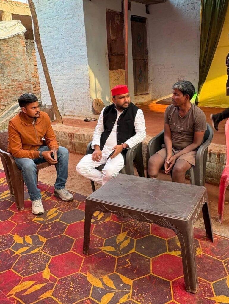 हरचंदपुर विधायक राहुल लोधी ने खीरों विकासखंड के महारानीगंज निवासी श्री गोले_पासवान जी  घर पहुंचकर शादी में 5500 रु. की दी आर्थिक सहायता