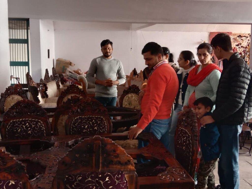 लकड़ी पर सुंदर नक्काशी के लिए यूपी के शिल्पकार मोहम्मद आरिफ को मिला स्टेट अवार्ड