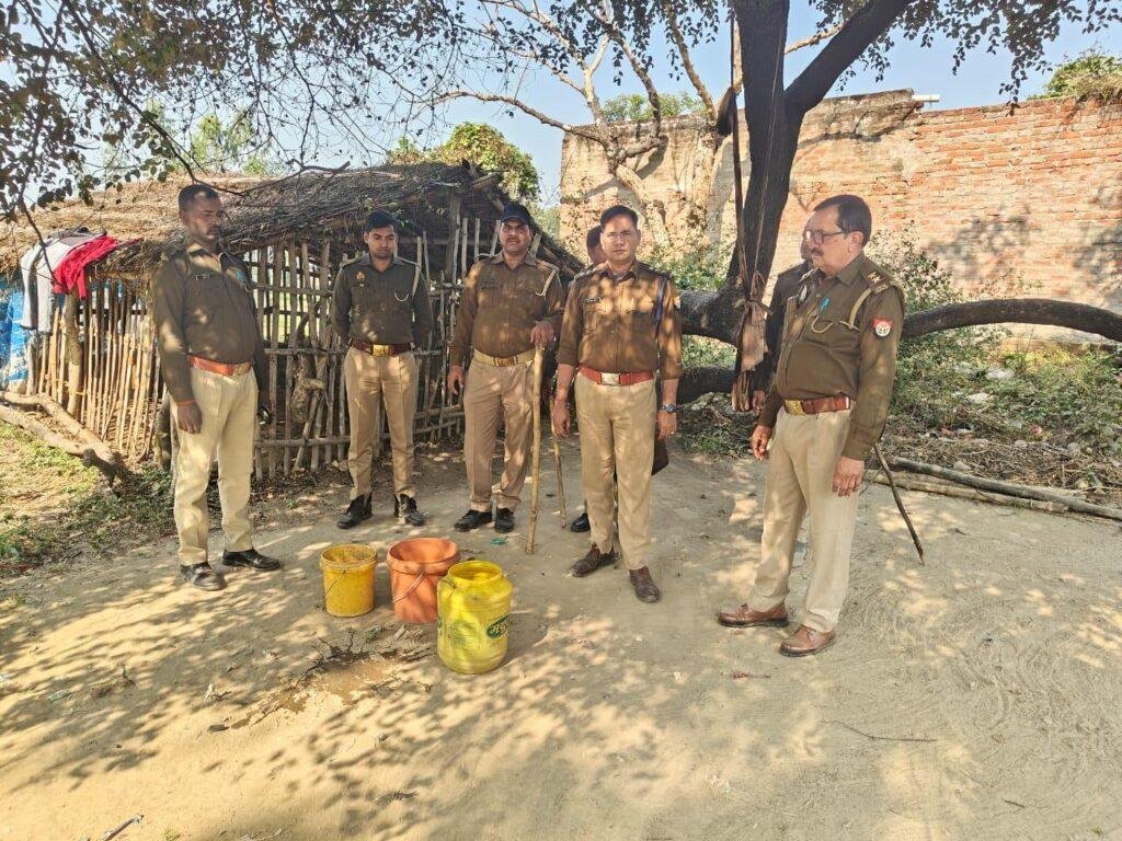 अवैध शराब निर्माण स्थानों पर आबकारी व पुलिस की संयुक्त टीम की दबिश