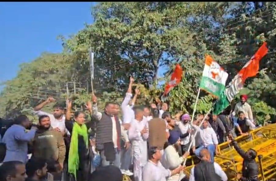 कुरुक्षेत्र सेक्टर-3 में मुख्यमंत्री नायब सिंह सैनी के आवास का यूथ कांग्रेस ने किया घेराव