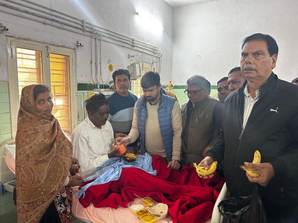 कांग्रेस की चेयरपर्सन श्रीमती सोनिया गाँधी के जन्म दिन के अवसर पर जिला अस्पताल में फल वितरण कर गंभीर बीमार मरीजों का हाल चाल पूछ कर हर संभव मदद का दिया भरोसा