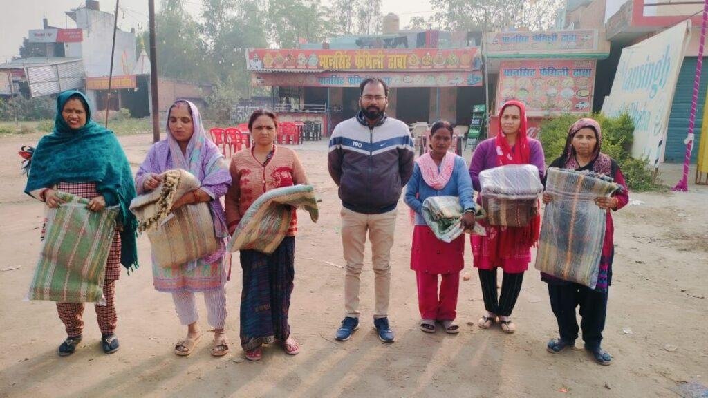 मीरगंज एसडीएम एवं तहसीलदार ने कस्बा व ग्रामीण क्षेत्रों में लेखपालों के द्वारा बटवाए कंबल