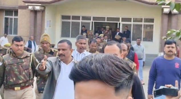 कड़ी सुरक्षा के बीच कुख्यात माफिया ध्रुव कुमार सिंह उर्फ कुंटू सिंह को कोर्ट में किया गया पेश