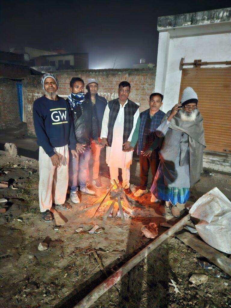 चेयरमैन इमराना बेगम ने कस्बे के मुख्य चौराहों एवं धार्मिक स्थलों पर जलवाएं अलाव