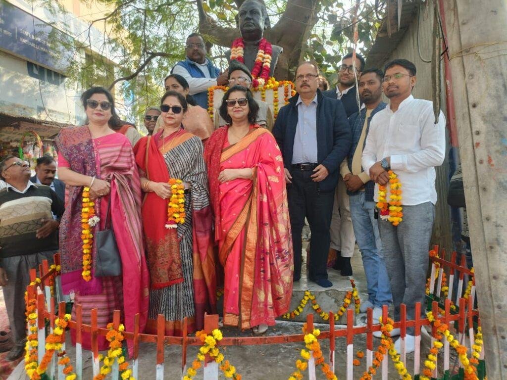 रायबरेली के प्रथम सांसद बैजनाथ कुरील “बाबू” जी पूर्व केन्द्रीय मंत्री भारत सरकार के 105 वें जन्म दिवस पर उनके अनुयायियों द्वारा फल ,मिष्ठान वितरण कर मनाया