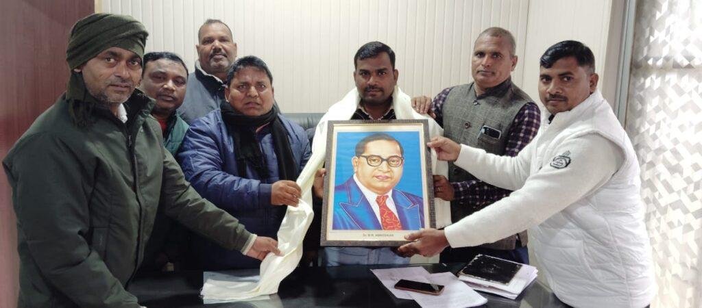 प्रभारी सहायक विकास अधिकारी पंचायत जय सिंह विकासखंड पल्हनी मे कारभार ग्रहण करने पर भव्य स्वागत