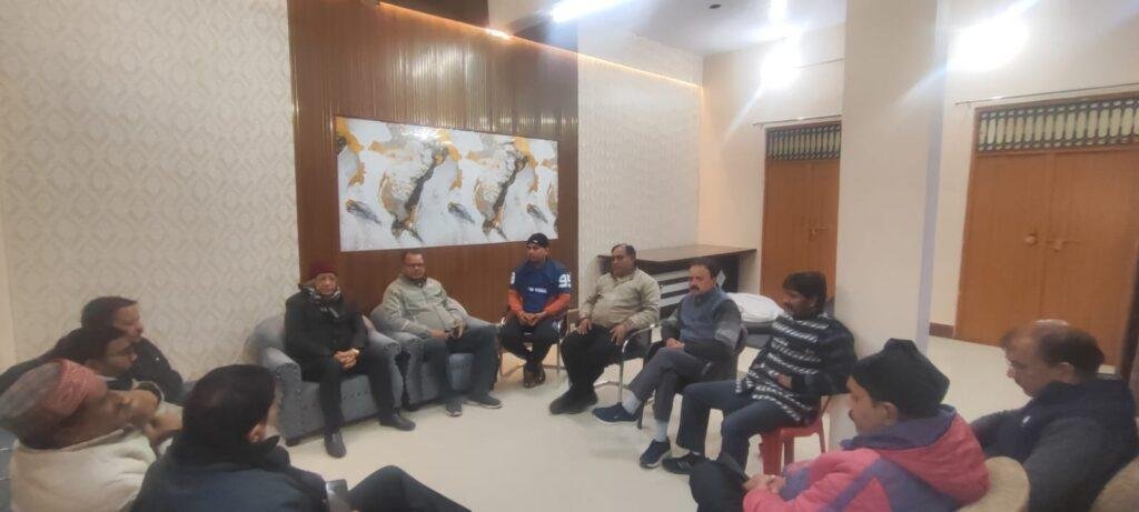 बरेली :बीएलओ विनोद कुमार शर्मा की निधन पर पदाधिकारियों ने उनके परिवारीजन को जल्दी नौकरी और उनके पत्र की जांच की मांग की