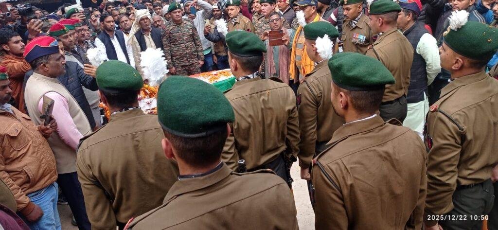 सड़क हादसे में शहीद हुए सेना के जवान, गांव में उमड़ा जनसैलाब