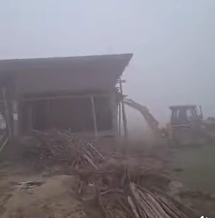 विकास प्राधिकरण प्रशासन की लापरवाही से भाजपा बूथ अध्यक्ष के मकान पर चला बुलडोजर