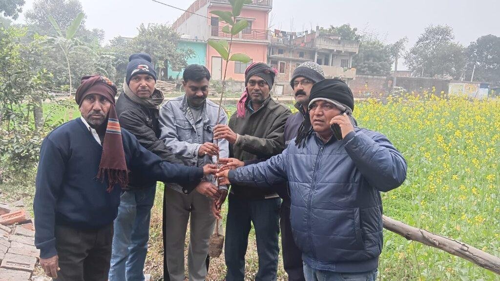 आजमगढ़ :देश के प्रधानमंत्री व प्रदेश के मुख्यमंत्री से पौधारोपण के माध्यम से पुरानी पेंशन की मांग करते हुएअटेवा के बैनर तले ग्रामीण सफाई कर्मचारी