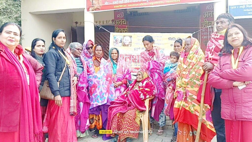 मातृशक्ति न्यास की संस्थापिका निशि त्रिपाठी द्वारा बुजुर्गों को कंबल साल स्वेटर मोजे और खाने का सामान टीम के साथ वितरण किया