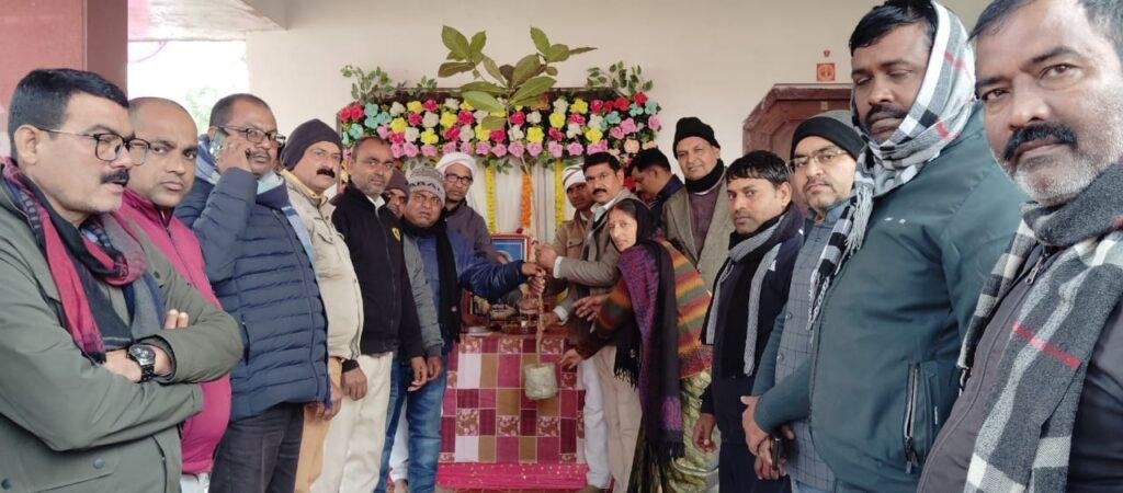 आजमगढ़ सेवानिवृत शिक्षक स्वर्गीय प्रधानाध्यापिका अंबिका देवी चौधरी पुष्प श्रद्धांजलि कार्यक्रम