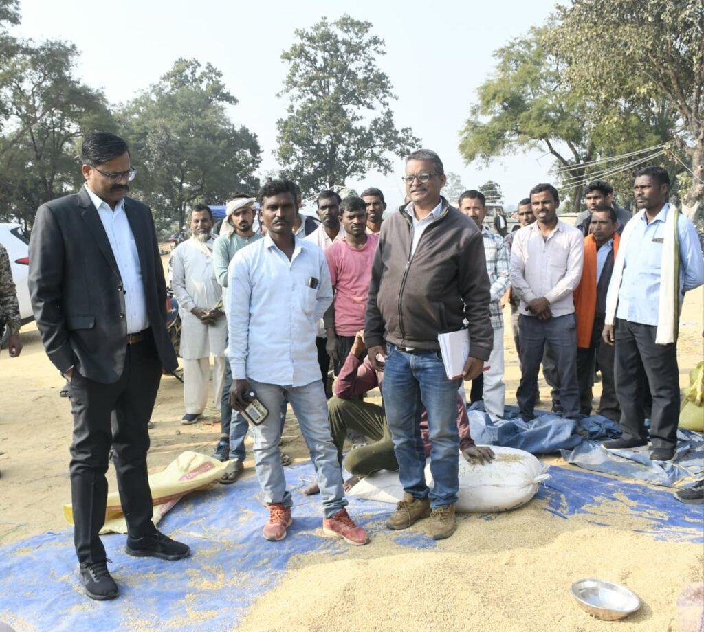 धान उपार्जन प्रक्रिया में पारदर्शिता के लिए कलेक्टर एवं एसपी का संयुक्त निरीक्षण