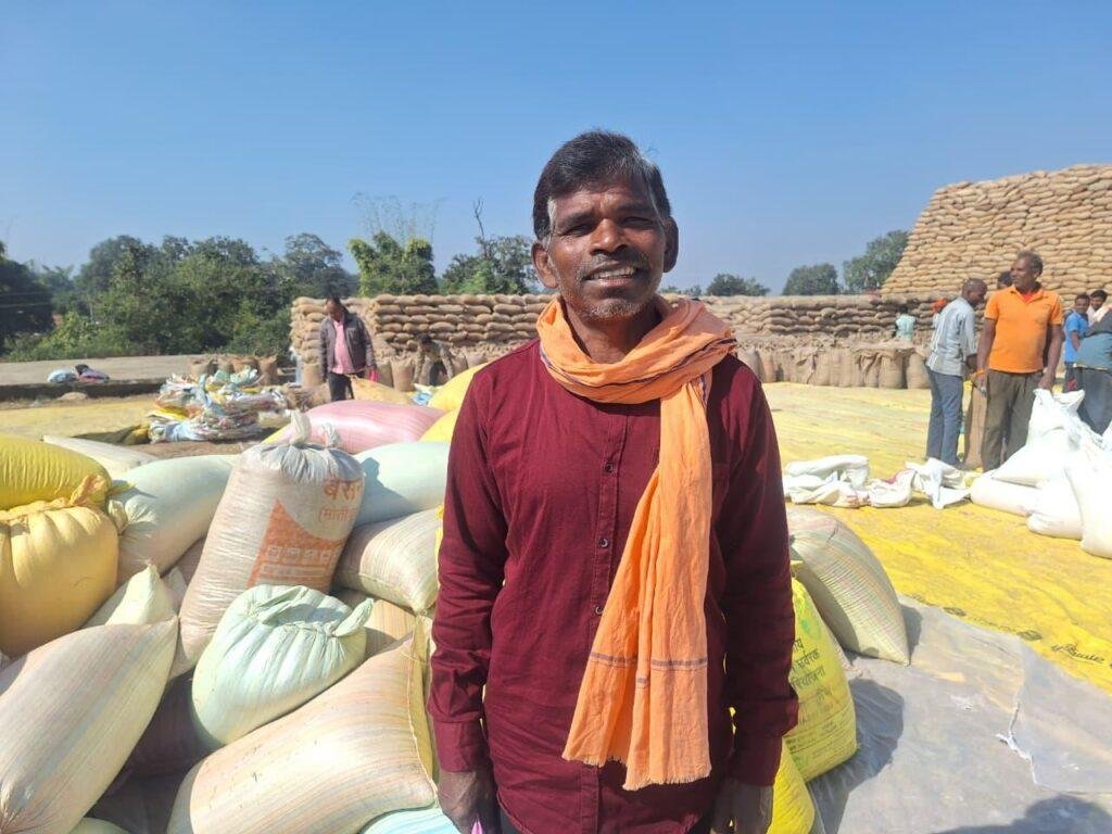 अलसुबह कलेक्टर ने धनवार व चुना पाथर चेक पोस्ट का किया औचक निरीक्षण