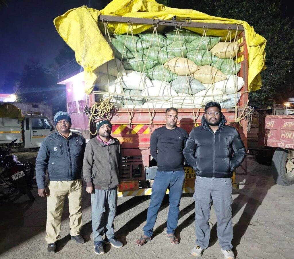 प्रशासन की सतर्कता से 400 बोरी अवैध धान से भरा ट्रक जब्त