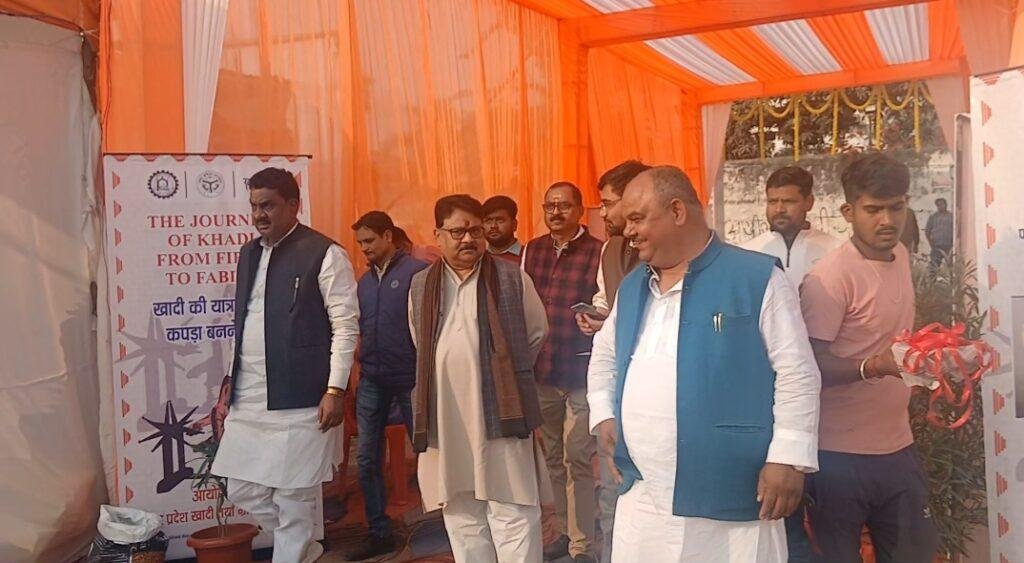 राष्ट्रपिता महात्मा गांधी ने अपने जीवन में खादी को विशेष स्थान दिया- विजय बहादुर पाठक