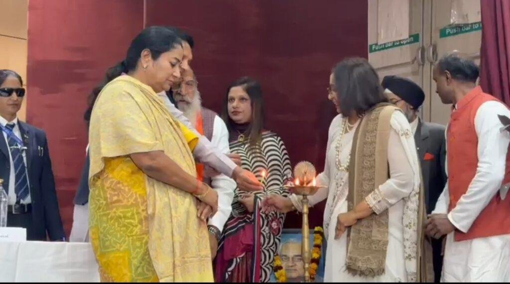 मां शक्ति द्वारा मुख्यमंत्री रेखा गुप्ता को राष्ट्रीय मां शक्ति पुरस्कार से सम्मान