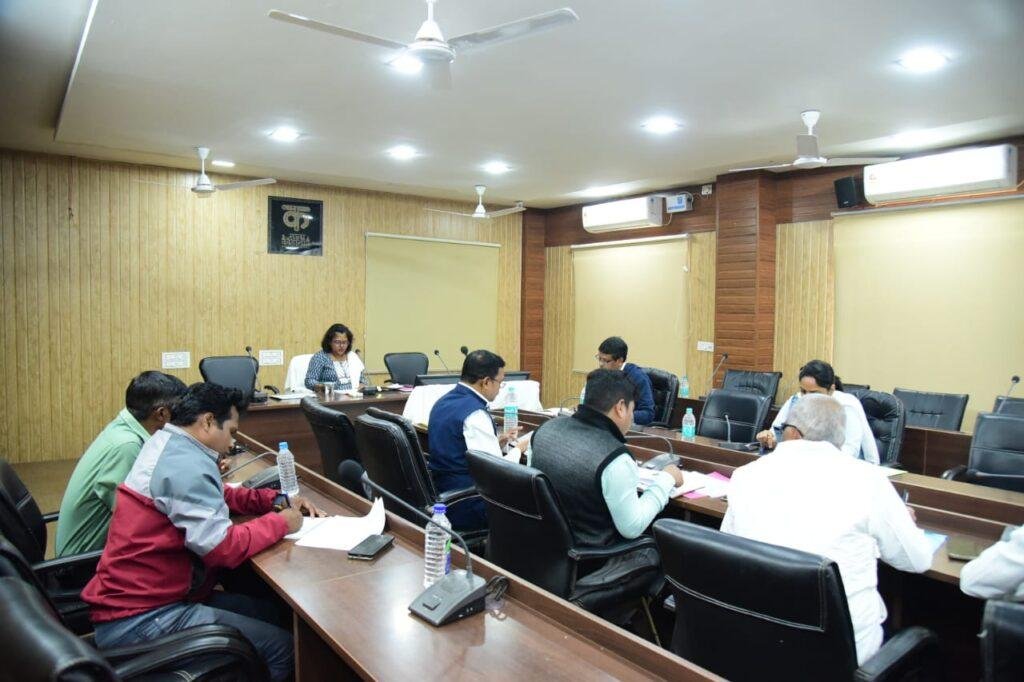 कलेक्टर ने राजस्व अधिकारियों की ली बैठक