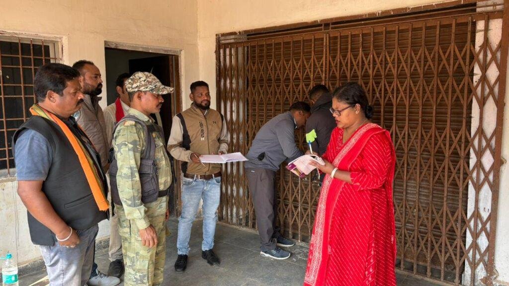 कलेक्टर ने ईवीएम स्ट्रांग रूम का किया निरीक्षण