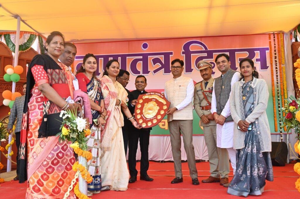 जिले में हर्षोल्लास के साथ मनाया गया 77 वां गणतंत्र दिवस