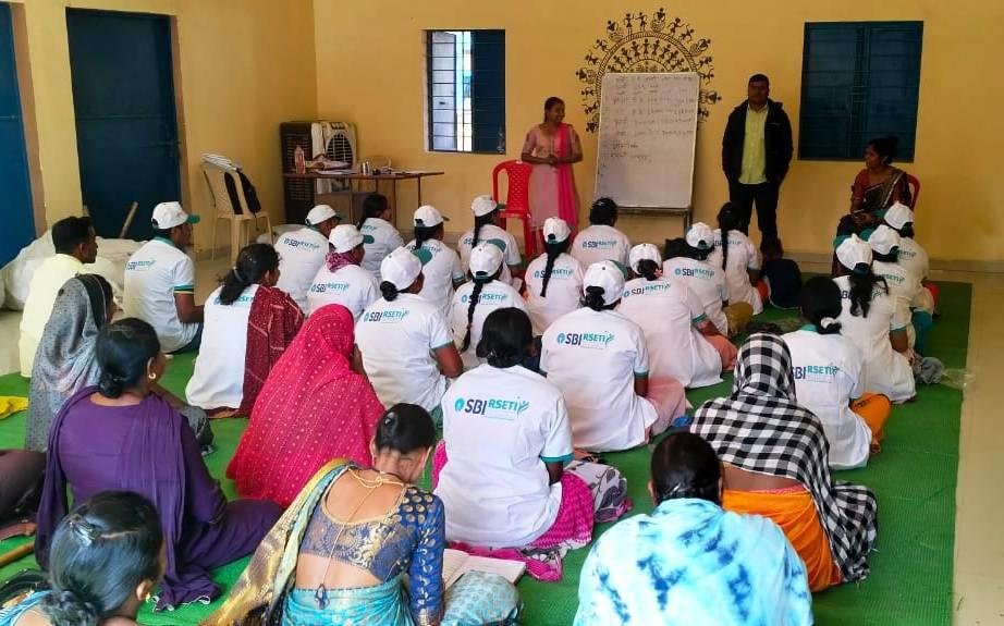राजमिस्त्री प्रशिक्षण से सशक्त हो रहीं ग्रामीण महिलाएं