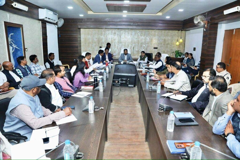 आधार बॉयोमेट्रिक उपस्थिति की मॉनिटरिंग राज्य स्तर से हो रही, अधिकारी-कर्मचारी समय पर अनिवार्यतः उपस्थित हों कलेक्टर ने समय-सीमा बैठक में धान खरीदी, एसआईआर, ई-ऑफिस, बस्तर पण्डुम के आयोजन को लेकर की समीक्षा