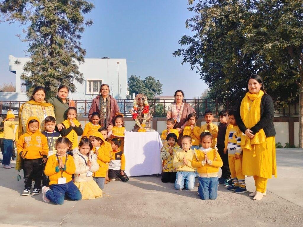 श्री महावीर जैन पब्लिक स्कूल में बसंत पंचमी का उत्सव धूमधाम से मनाया गया