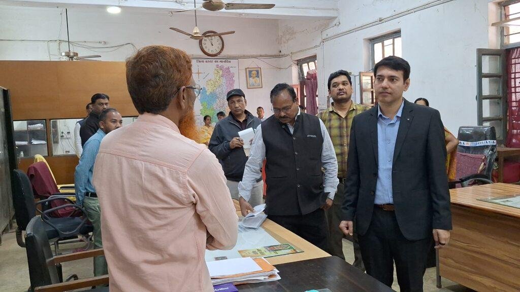 कलेक्टर श्री आकाश छिकारा ने किया कलेक्टर कार्यालय और संयुक्त कार्यालय का औचक निरीक्षण