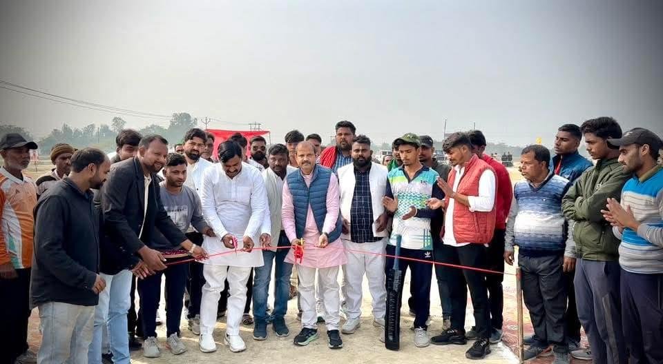 क्षेत्र-बछरावाँ के अन्तर्गत- ग्रामसभा दोस्तपुर में आयोजित क्रिकेट प्रतियोगिता सीज़न-1 के शुभारंभ