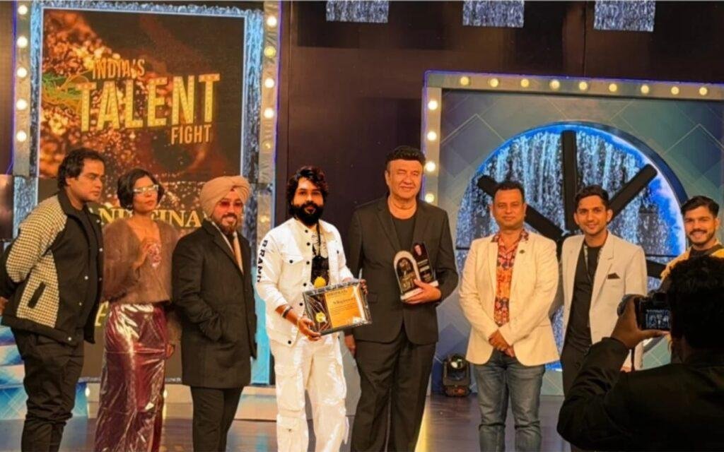 रायगढ़ के एन राघवेंद्र ने राष्ट्रीय मंच पर बिखेरा सुरों का जादूइंडियाज टैलेंट फाइट के ग्रैंड फिनाले में पहुंचकर बढ़ाया जिले का मान रायगढ़ की बूढ़ी माई मंदिर व सत्यनारायण बाबा का स्मरण कर की मंच से गायन की शुरुआत