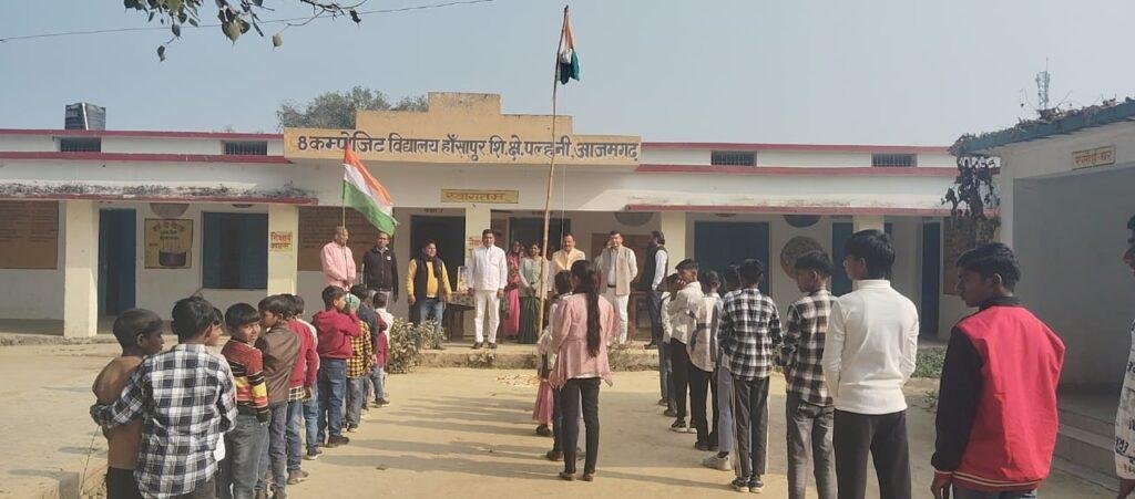 आजमगढ़ गणतंत्र दिवस के अवसर पर विशेष स्वच्छता अभियान के बाद झंडा रोहण