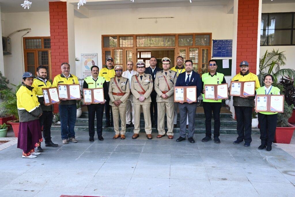 उत्तराखंड देहरादून । गणतंत्र दिवस पर होमगार्ड्स एवं नागरिक सुरक्षा मुख्यालय में ध्वजारोहण, उत्कृष्ट सेवाओं के लिए सम्मान दिया