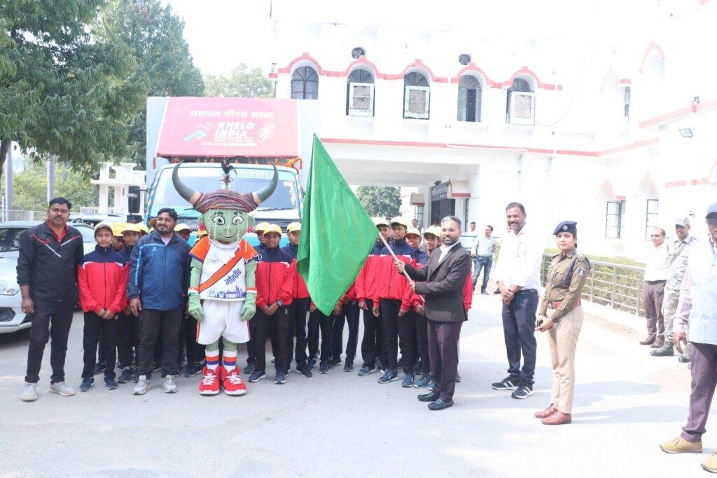 खेलो इंडिया ट्राइबल गेम्स की प्रचार वैन को कलेक्टर ने हरी झण्डी दिखाकर रवाना किया