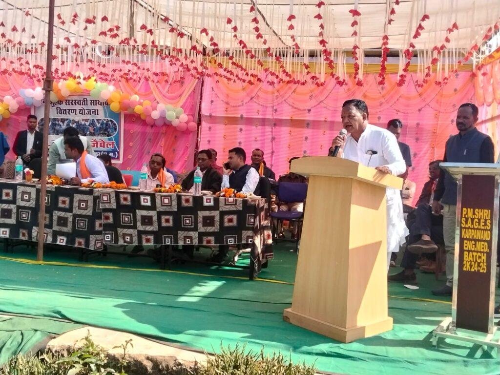 सांसद बस्तर श्री महेश कश्यप ने छात्राओं को प्रदान किया साइकिल सरस्वती साइकिल योजनांतर्गत 12 स्कूलों की बेटियों को मिला लाभ