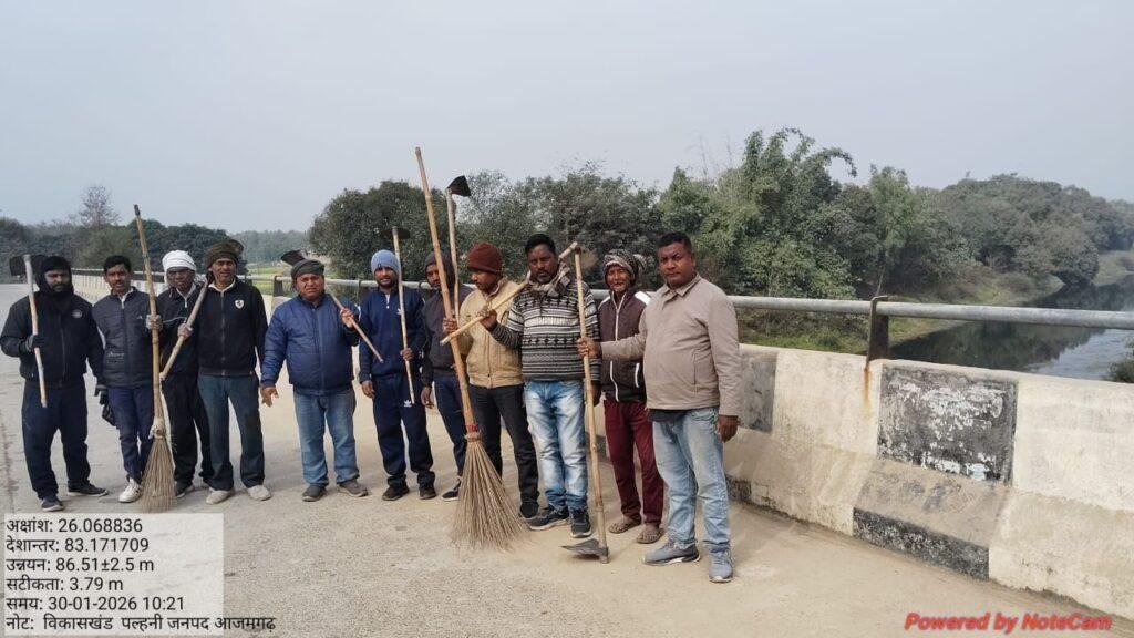 बाजार टोला मोहल्ला में विशेष साफ सफाई करते हुए आसपास के लोगों को किया जागरुक