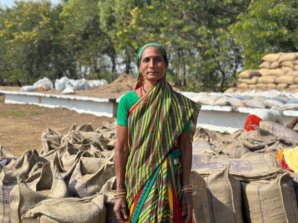 खेत से केंद्र तक भरोसा : महिला किसान चैती बाई बनीं धान खरीदी व्यवस्था की पहचान
