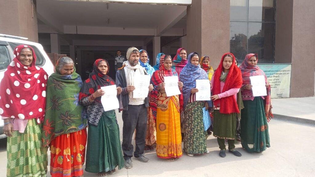 नाली व जल जमाव मलेरिया डेंगू समस्याओं को लेकर ग्रामीणों की महिलाओं ने जिलाधिकारी कार्यालय पर किया धरना-प्रदर्शन