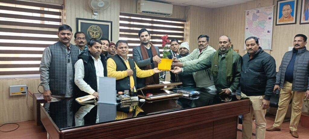नए वर्ष के शुभ अवसर पर ग्रामीण सफाई कर्मचारी संघ ने मुख्य विकास अधिकारी से नव वर्ष के शुभ अवसर पर शिष्टाचार मुलाकात कर मधु कामिनी पौधा भी भेंट किया
