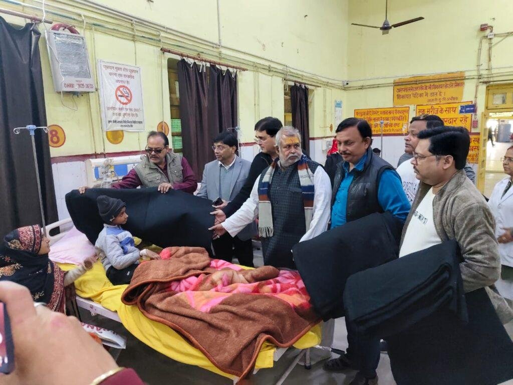 नव वर्ष के प्रथम दिन उ प्र युवा उद्योग व्यापार मंडल के प्रदेश अध्यक्ष अतुल गुप्ता के नेतृत्व में जिला अस्पताल में भर्ती गरीब