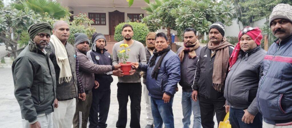 नव वर्ष के अवसर पर जिला पंचायत अध्यक्ष विजय यादव जी के गुलदावरी का पौधा देकर शुभकामनाएं देते हुए आशीर्वाद लेते हुए ग्रामीण सफाई कर्मचारी