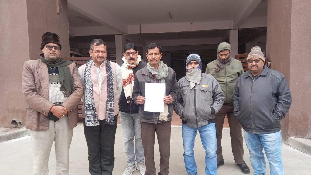 मनबढ दबंगों द्वारा दूसरे की जमीन पर जबरदस्ती किया जा रहा है कब्जा